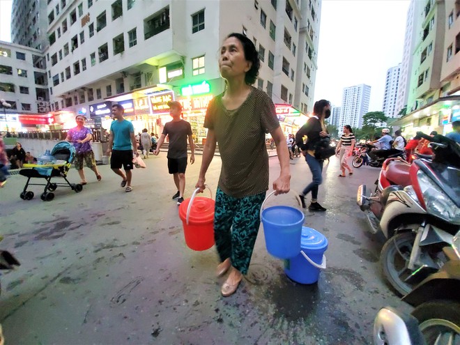 Dân chung cư chen lấn mua nước sạch sau khuyến cáo không dùng nước sông Đà để nấu ăn, uống - Ảnh 6.