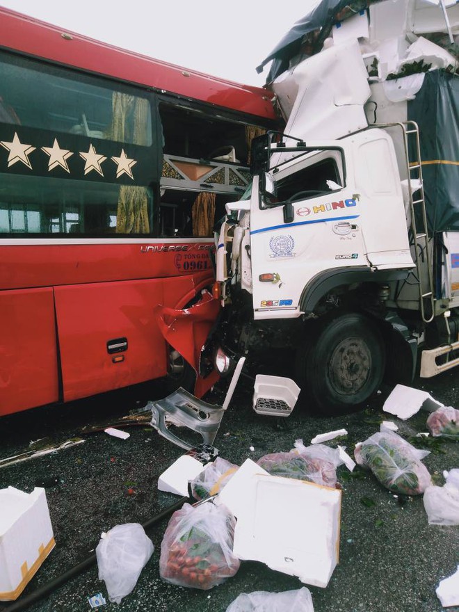 Xe tải đấu đầu xe khách khiến 1 người chết, hàng chục người bị thương - Ảnh 2.