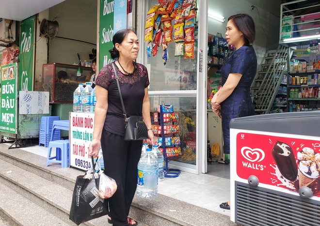 Vụ nước nhiễm dầu thải: Dân buôn đóng cửa, từ chối khách mua nước đóng bình vì quá tải - Ảnh 1.