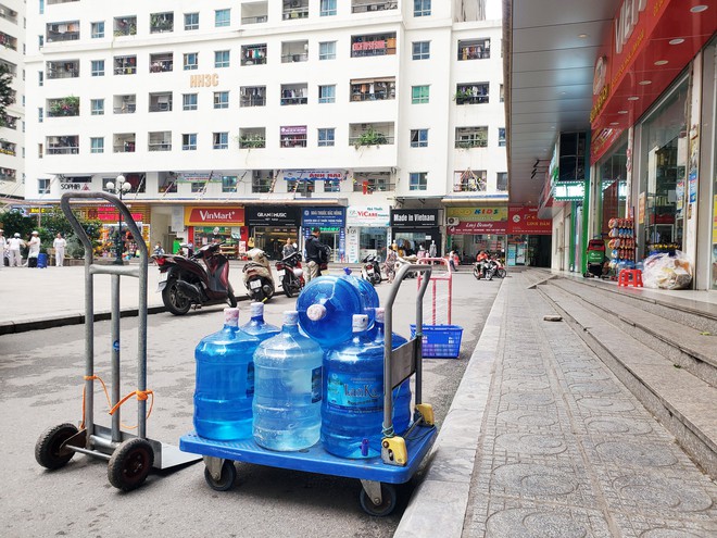 Vụ nước nhiễm dầu thải: Dân buôn đóng cửa, từ chối khách mua nước đóng bình vì quá tải - Ảnh 4.