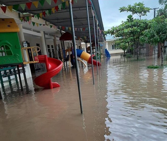 Hà Tĩnh: Mưa lũ chia cắt nhiều tuyến đường, hàng ngàn học sinh phải nghỉ học - Ảnh 1.