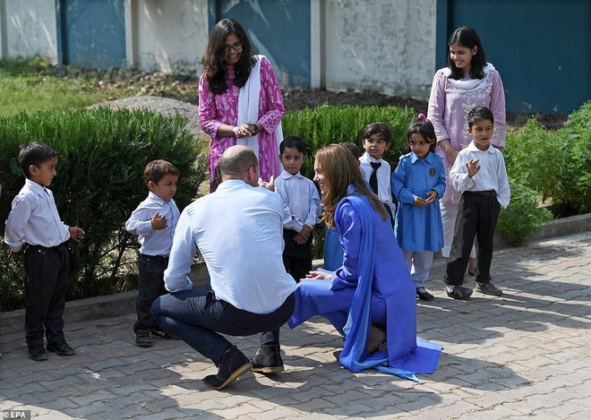 Công nương Kate tỏa sáng trong ngày đầu tới Pakistan, khiến em dâu Meghan Markle phải xấu hổ vì hình ảnh tương phản này - Ảnh 4.