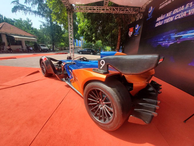 Cận cảnh xe ô tô điện tích hợp công nghệ số đầu tiên thiết kế và sản xuất tại Việt Nam - Ảnh 2.