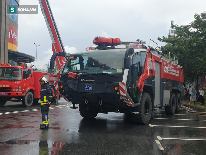 Xe quái thú Rosenbauer Panther trị giá 1 triệu USD, máy bay trực thăng diễn tập chữa cháy ở Đà Nẵng - Ảnh 10.