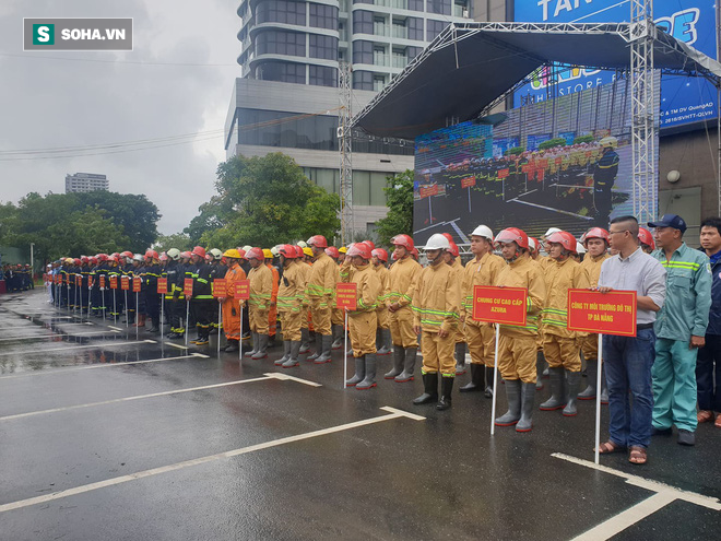 Xe quái thú Rosenbauer Panther trị giá 1 triệu USD, máy bay trực thăng diễn tập chữa cháy ở Đà Nẵng - Ảnh 16.