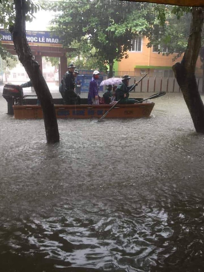 Mưa nhiều ngày ở Nghệ An, nước ngập đến tận giường, đi thuyền trong phố - Ảnh 6.