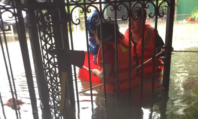 Giải cứu thiếu phụ và bé 18 tháng tuổi kẹt trong căn nhà ngập nước - Ảnh 5.