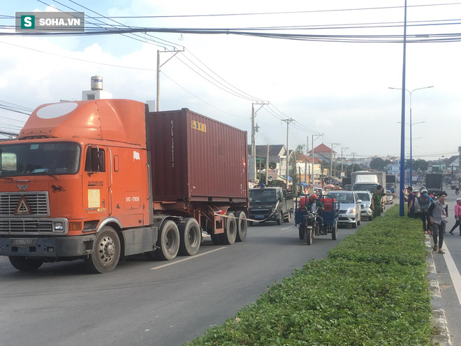 Lấn làn ô tô tông đuôi xe container, nam thanh niên đi xe máy chết tại chỗ - Ảnh 2.