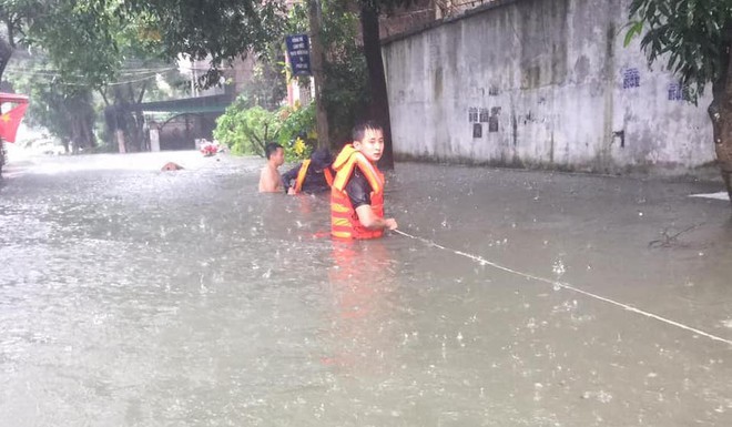 Sau trận ngập lịch sử, tiểu thương chợ Vinh vừa mếu khóc vừa hốt từng tý hàng mong cứu vãn - Ảnh 1.