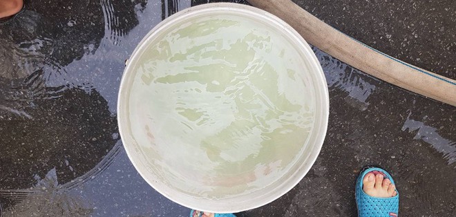 Cư dân chung cư HH Linh Đàm đổ bỏ nước cấp miễn phí vì có mùi tanh - Ảnh 3.