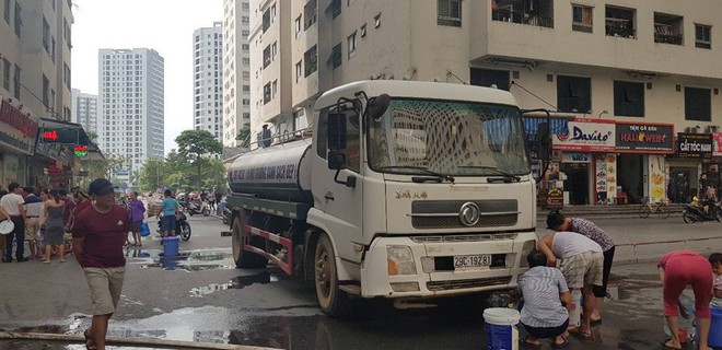 Cư dân chung cư HH Linh Đàm đổ bỏ nước cấp miễn phí vì có mùi tanh - Ảnh 2.