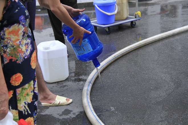 Cư dân chung cư HH Linh Đàm đổ bỏ nước cấp miễn phí vì có mùi tanh - Ảnh 6.