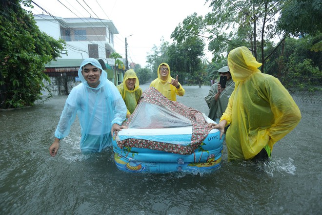 Mưa lớn ngập lụt, chú rể cùng nhà trai bơi quãng đường 4 km sang nhà gái đưa sính lễ  - Ảnh 2.