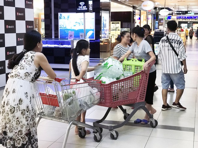 Cảnh tượng chưa từng thấy ở siêu thị Hà Nội sau tin nhà máy nước sông Đà cắt nước - Ảnh 10.