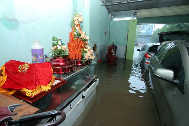 Nghệ An: Nước ngập cao ngang cửa sổ, nhà trai dùng phao bơi kéo lễ ăn hỏi tới nhà gái - Ảnh 12.