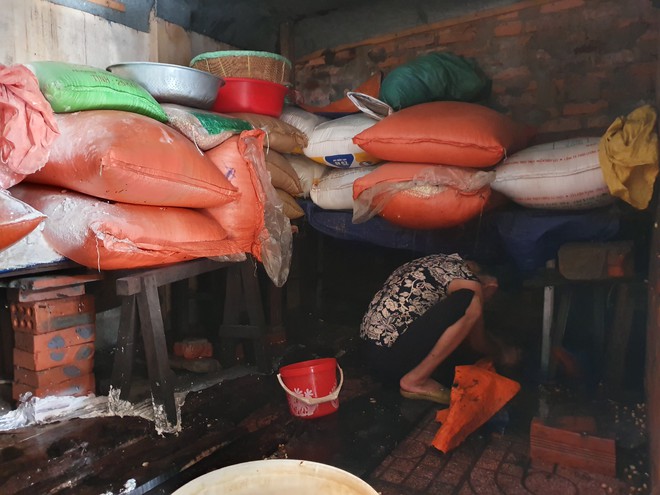 Sau trận ngập lịch sử, tiểu thương chợ Vinh vừa mếu khóc vừa hốt từng tý hàng mong cứu vãn - Ảnh 12.