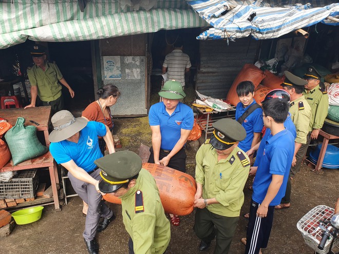 Sau trận ngập lịch sử, tiểu thương chợ Vinh vừa mếu khóc vừa hốt từng tý hàng mong cứu vãn - Ảnh 13.