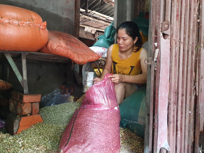 Sau trận ngập lịch sử, tiểu thương chợ Vinh vừa mếu khóc vừa hốt từng tý hàng mong cứu vãn - Ảnh 5.