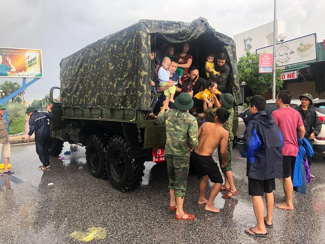 Nghệ An: Nước ngập cao ngang cửa sổ, nhà trai dùng phao bơi kéo lễ ăn hỏi tới nhà gái - Ảnh 13.