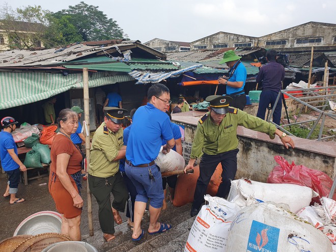 Sau trận ngập lịch sử, tiểu thương chợ Vinh vừa mếu khóc vừa hốt từng tý hàng mong cứu vãn - Ảnh 3.