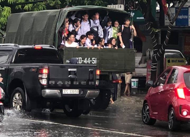 Nghệ An: Nước ngập cao ngang cửa sổ, nhà trai dùng phao bơi kéo lễ ăn hỏi tới nhà gái - Ảnh 14.