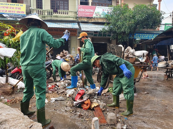 Sau trận ngập lịch sử, tiểu thương chợ Vinh vừa mếu khóc vừa hốt từng tý hàng mong cứu vãn - Ảnh 14.