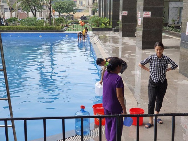 Thiếu nước sông Đà, dân chung cư Hà Nội ra bể bơi giặt giũ - Ảnh 1.