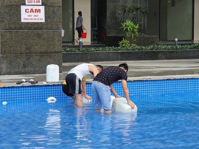 Thiếu nước sông Đà, dân chung cư Hà Nội ra bể bơi giặt giũ - Ảnh 5.