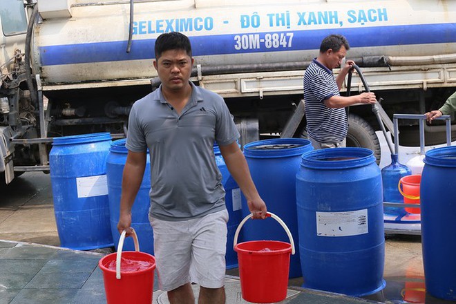 Thiếu nước sông Đà, dân chung cư Hà Nội ra bể bơi giặt giũ - Ảnh 8.