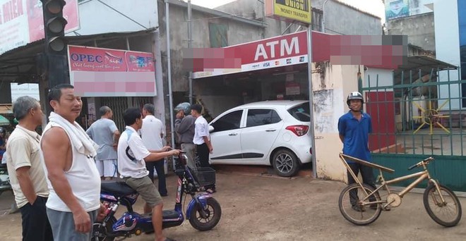Ô tô nằm gọn trong khu vực ATM - hiện trường vụ tai nạn khiến người ta đau đầu tìm lời giải - Ảnh 3.
