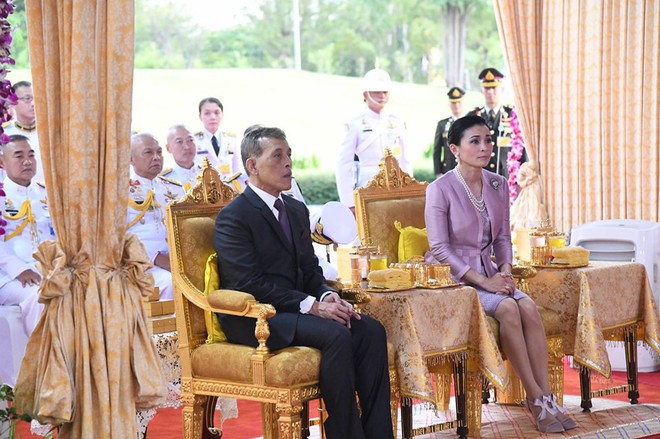 Hoàng hậu Thái Lan xuất hiện tình cảm bên chồng trong khi Hoàng quý phi lẻ loi một mình, đeo tạp dề nấu ăn từ thiện - Ảnh 2.