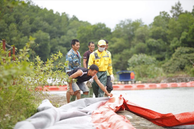 Cty nước Sông Đà lắp lưới lọc dầu sau 1 tuần xảy ra sự cố đổ trộm dầu thải - Ảnh 5.