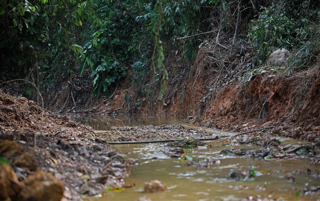Cty nước Sông Đà lắp lưới lọc dầu sau 1 tuần xảy ra sự cố đổ trộm dầu thải - Ảnh 10.