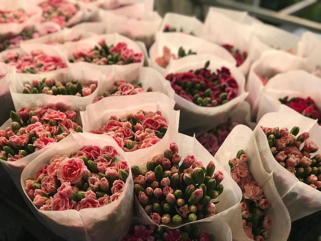 Dân buôn chợ Quảng An mỏi tay đếm tiền nhờ hoa hồng tăng giá ngày 20/10  - Ảnh 4.