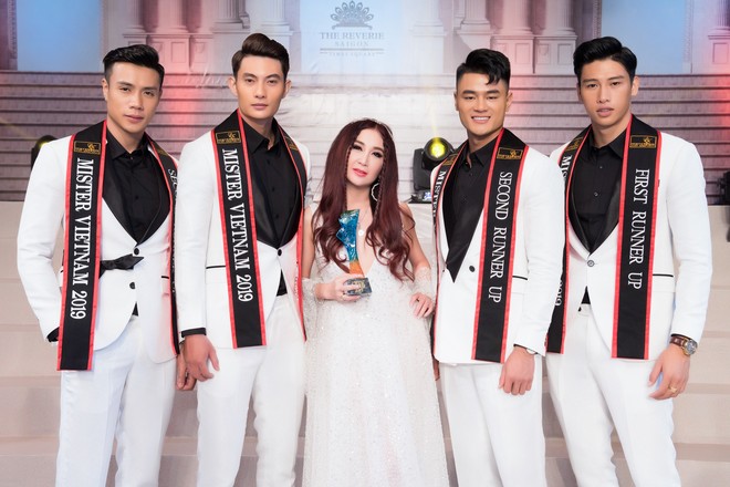 Ôn Bích Hà lọt thỏm giữa dàn trai đẹp của Mister Việt Nam 2019 - Ảnh 4.