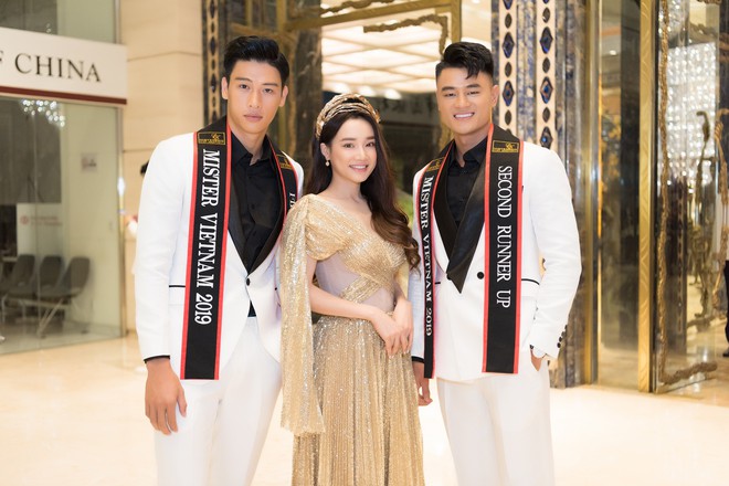 Ôn Bích Hà lọt thỏm giữa dàn trai đẹp của Mister Việt Nam 2019 - Ảnh 9.