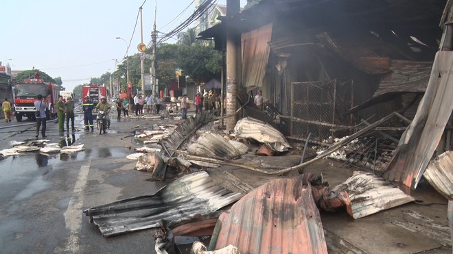 Toàn cảnh hiện trường tan hoang vụ cháy chợ Còng lúc rạng sáng, hàng trăm ki-ốt bị thiêu rụi - Ảnh 10.