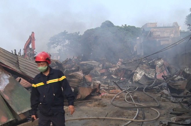 Toàn cảnh hiện trường tan hoang vụ cháy chợ Còng lúc rạng sáng, hàng trăm ki-ốt bị thiêu rụi - Ảnh 9.