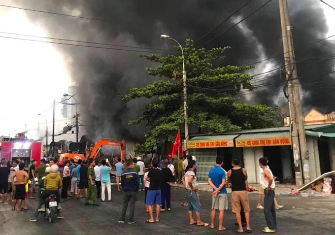 Toàn cảnh hiện trường tan hoang vụ cháy chợ Còng lúc rạng sáng, hàng trăm ki-ốt bị thiêu rụi - Ảnh 1.