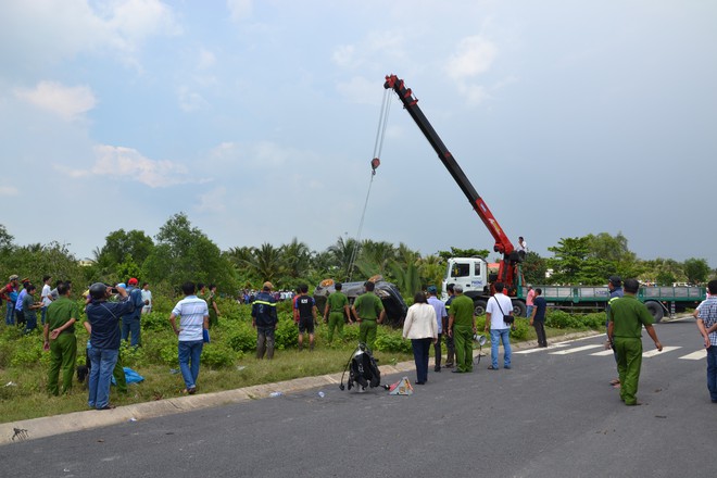 Đang tiến hành giám định chất kích thích 3 nạn nhân tử vong trong vụ xe Mercedes lao xuống rạch - Ảnh 2.