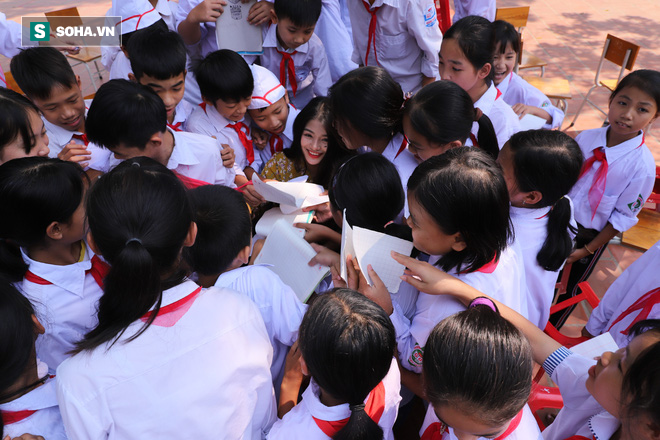 Nhà báo Bùi Ngọc Hải - chủ nhiệm dự án Góp 1 cuốn sách: Sách sẽ mang cho các em trí tuệ và lòng yêu thương - Ảnh 3.