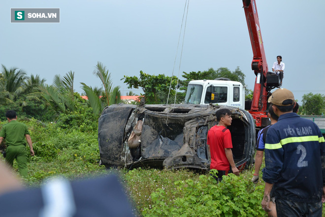 Trục vớt xe Mercedes rơi xuống kênh: 3 thi thể trong xe là người trong một gia đình - Ảnh 8.