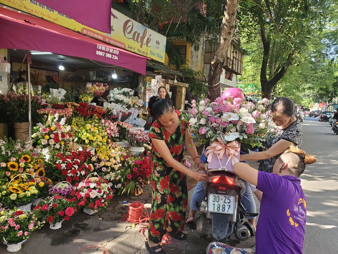 Bó hoa trăm bông hồng cháy hàng 20/10, dân buôn làm đến 2h sáng không hết việc - Ảnh 6.