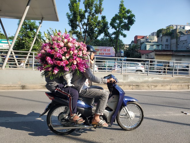 Bó hoa trăm bông hồng cháy hàng 20/10, dân buôn làm đến 2h sáng không hết việc - Ảnh 11.