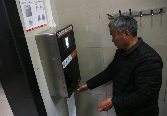 Trung Quốc ứng dụng trí tuệ nhân tạo để ngăn nạn ăn trộm giấy vệ sinh - Ảnh 1.