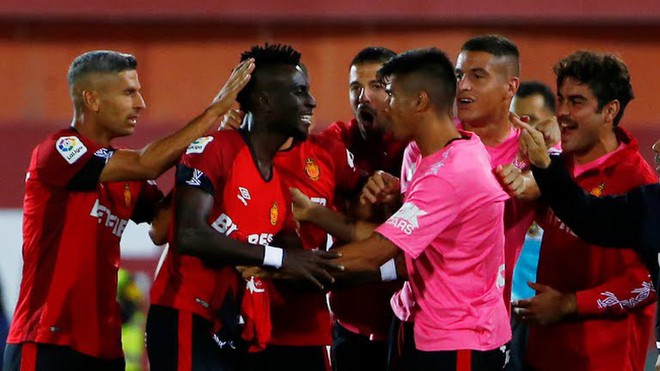 Thua sốc Mallorca, Real mất ngôi đầu vào tay Barca - Ảnh 2.