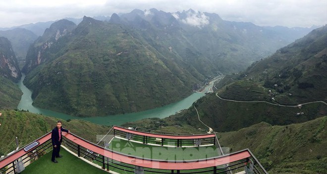 Hàng ngàn du khách check in ở Panorama Mã Pì Lèng giữa lúc đình chỉ hoạt động - Ảnh 12.