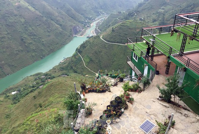 Hàng ngàn du khách check in ở Panorama Mã Pì Lèng giữa lúc đình chỉ hoạt động - Ảnh 13.