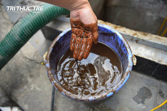 Cận cảnh nước váng dầu ở bể ngầm chung cư cao cấp sau sự cố nước sạch sông Đà nhiễm dầu thải - Ảnh 1.