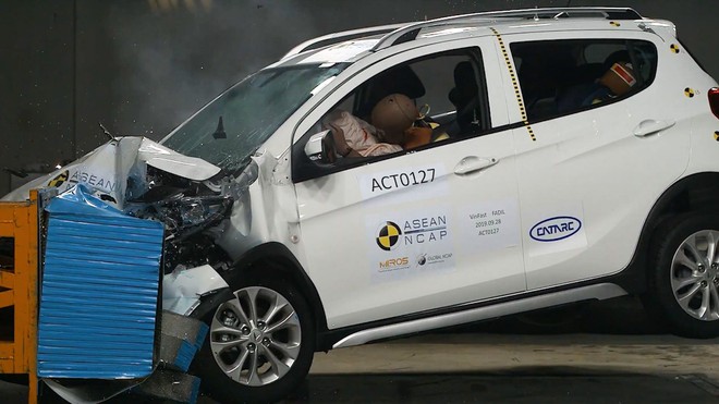 Hé lộ hình ảnh xe VinFast bị tra tấn trong bài kiểm tra của ASEAN NCAP  - Ảnh 1.